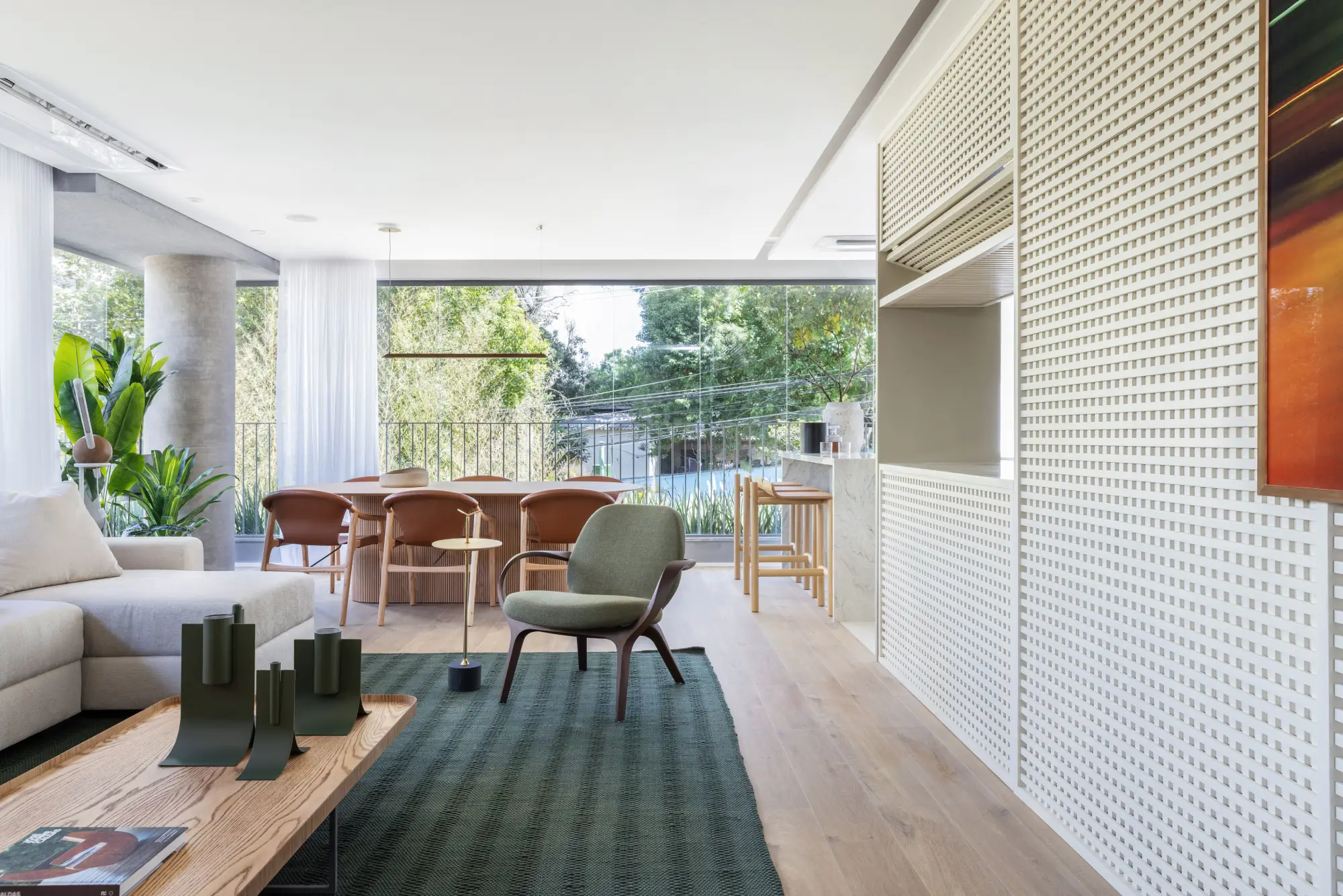 Sala do apartamento 163m² Leaf Loefgren – janelões piso ao teto Perkins Will SP
