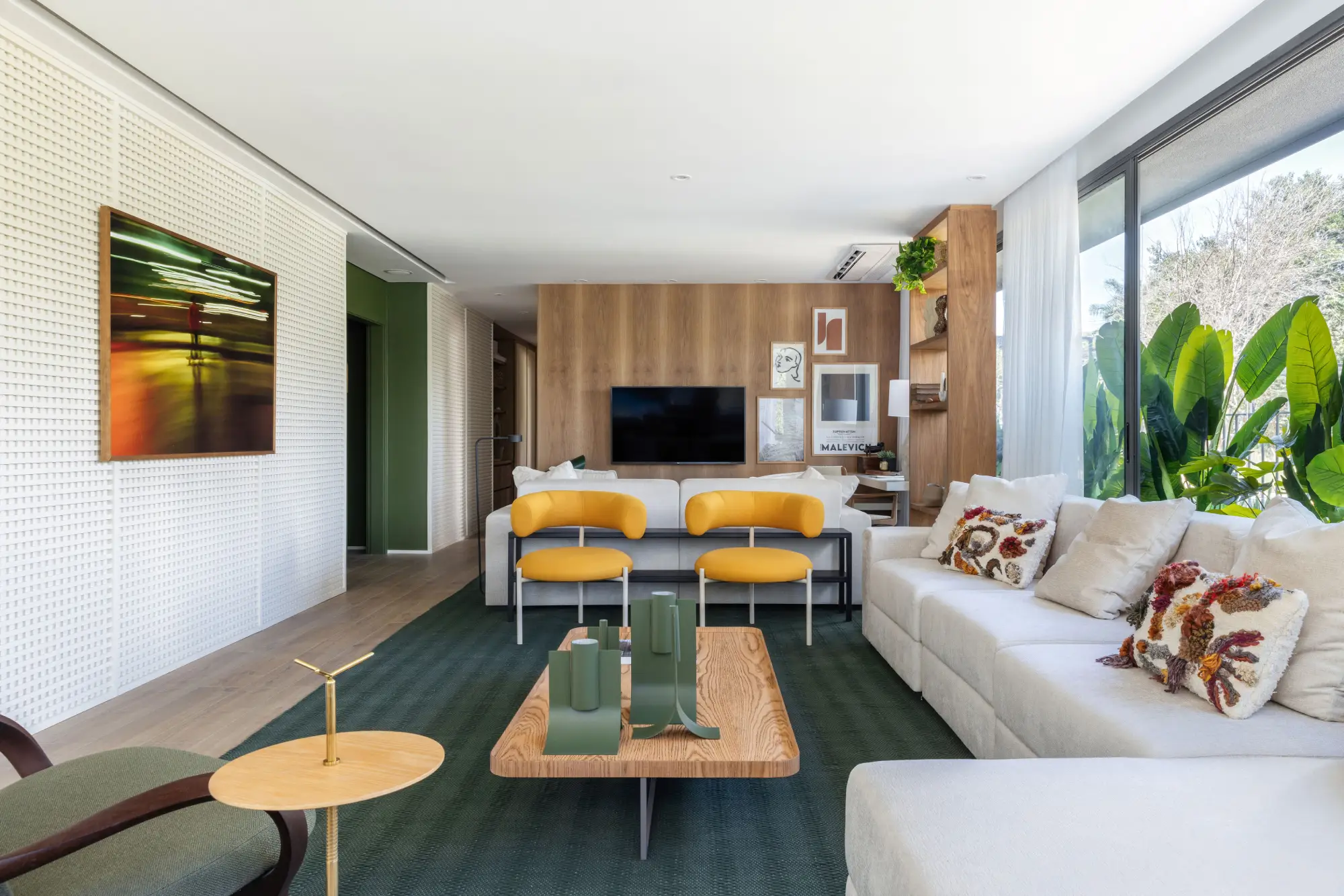 Sala do apartamento 163m² Leaf Loefgren – janelões piso ao teto Perkins Will SP