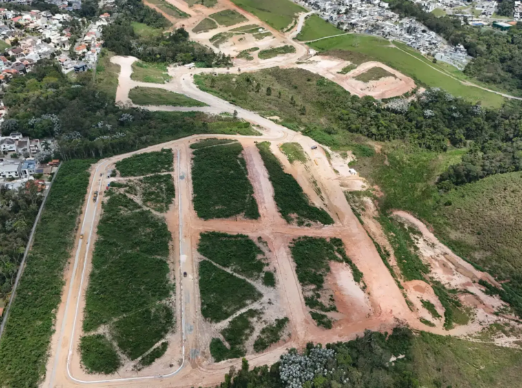 obras 2 do Reserva Aruã Scopel cercado de área verde no Aruã Mogi das Cruzes SP