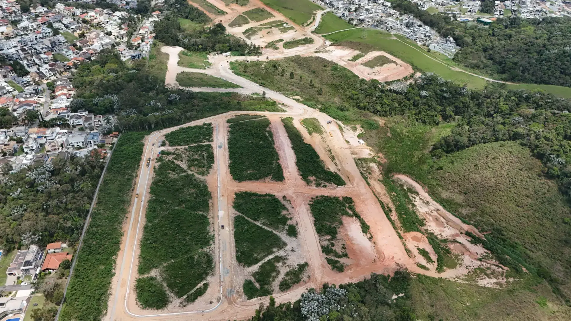 obras 2 do Reserva Aruã Scopel cercado de área verde no Aruã Mogi das Cruzes SP
