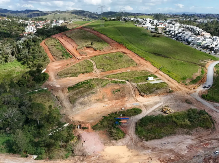 obras 3 do Reserva Aruã Scopel cercado de área verde no Aruã Mogi das Cruzes SP