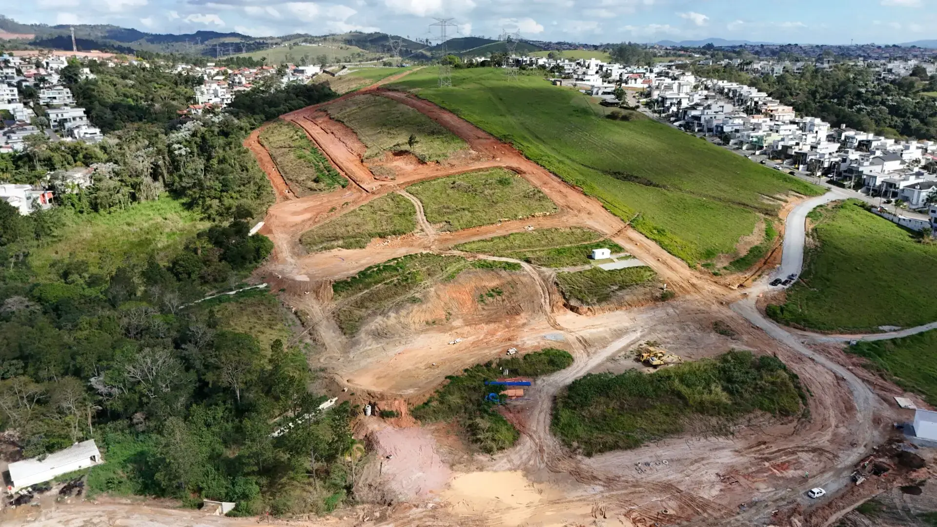 obras 3 do Reserva Aruã Scopel cercado de área verde no Aruã Mogi das Cruzes SP